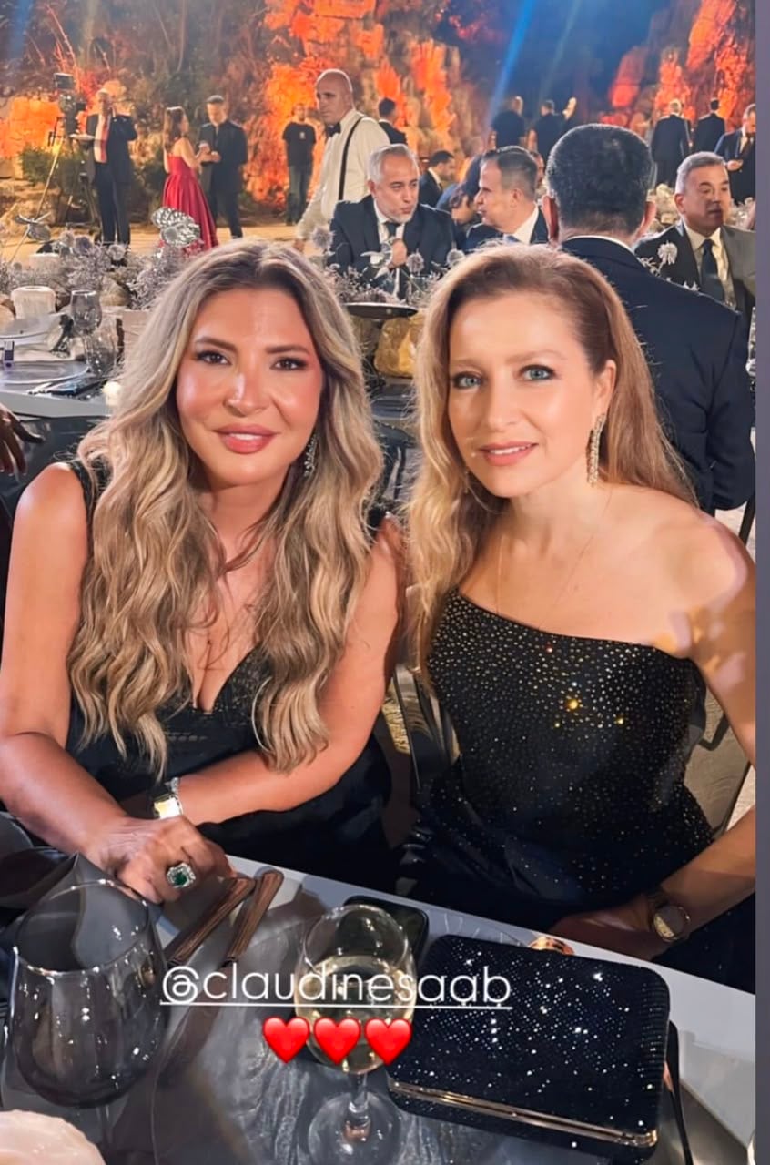 كلودين صعب بفستان أسود لامع كلودين صعب بفستان أسود لامع