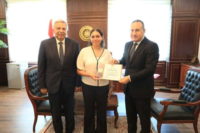 هيا عمرو لحظة تكريمها من وزير التعليم العالي