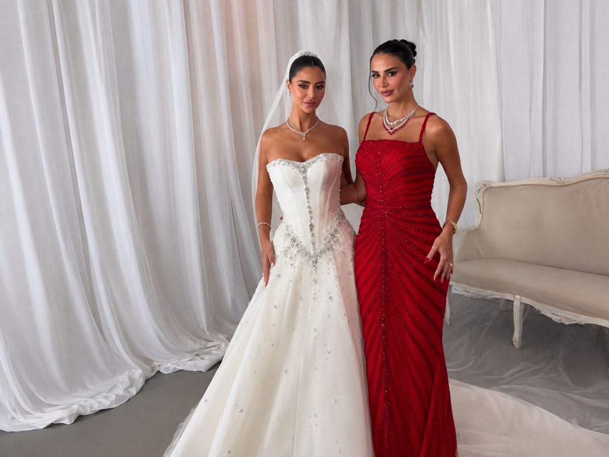 شقيقة عروس نادر الأتات تخطف الأنظار بجمالها... فستان أحمر ومجوهرات فاخرة