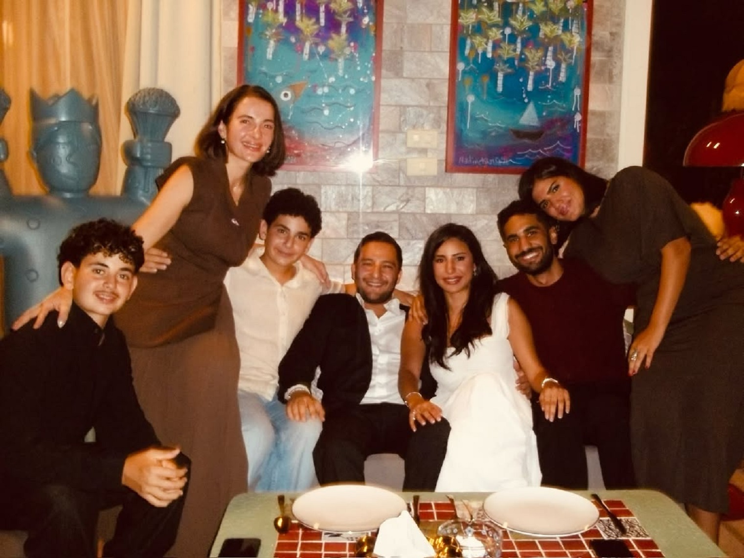 خالد الذهبي وخطيبته مع أشقائه شام وعلي وآدم في حفل خطوبته خالد الذهبي وخطيبته مع أشقائه شام وعلي وآدم في حفل خطوبته