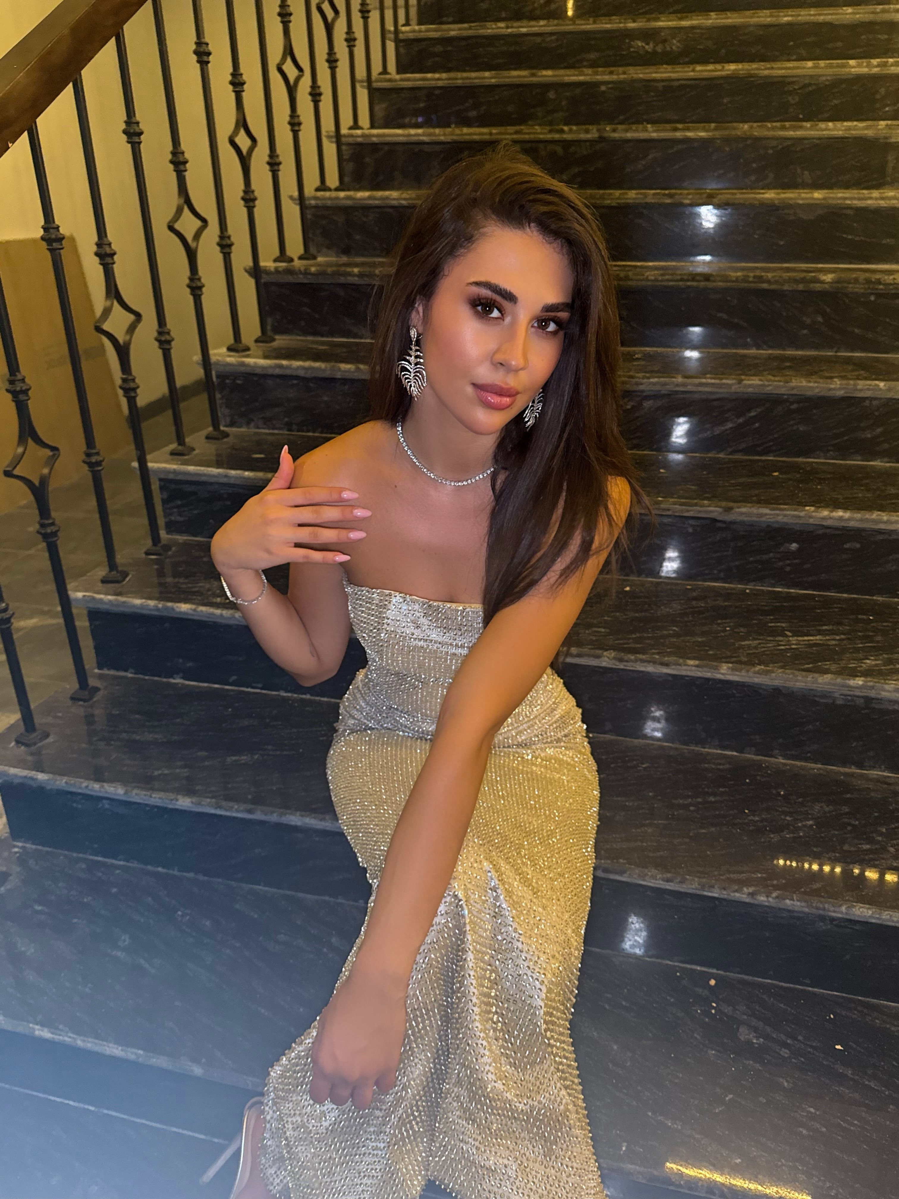 بيرلا حرب بالفستان الفضي السترابلس
