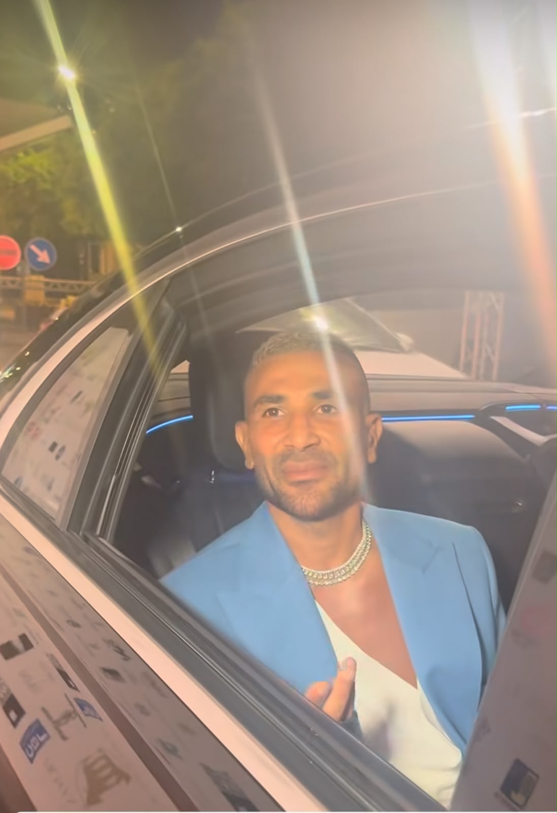 إطلالة أحمد سعد ومجوهراته تخطف الأنظار