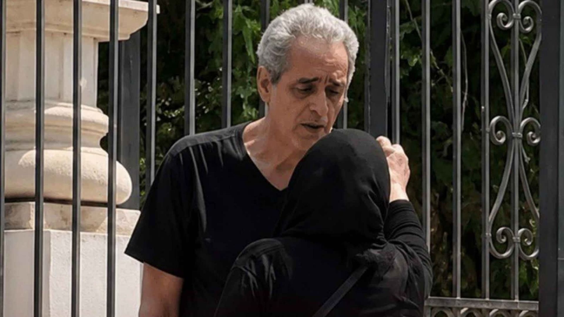 سيف أبو النجا ينهار في جنازة ابنته ياسمين