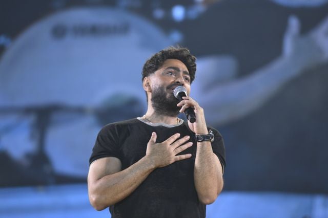 تامر حسني يرد تحية الجمهور في ظهوره الأول بعد رحيل والده