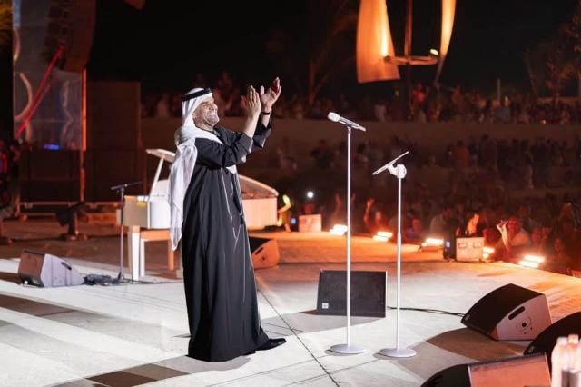 حسين الجسمي يتفاعل مع الجمهور في حفله برأس الحكمة