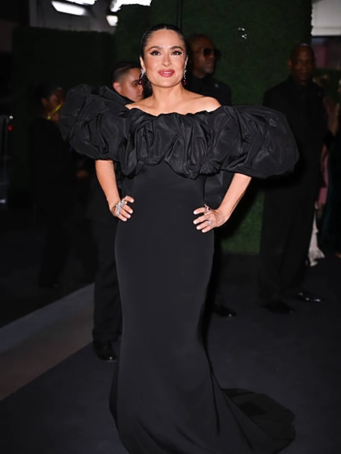 سلمى حايك.. فخامة Balenciaga بحجم درامي سلمى حايك.. فخامة Balenciaga بحجم درامي
