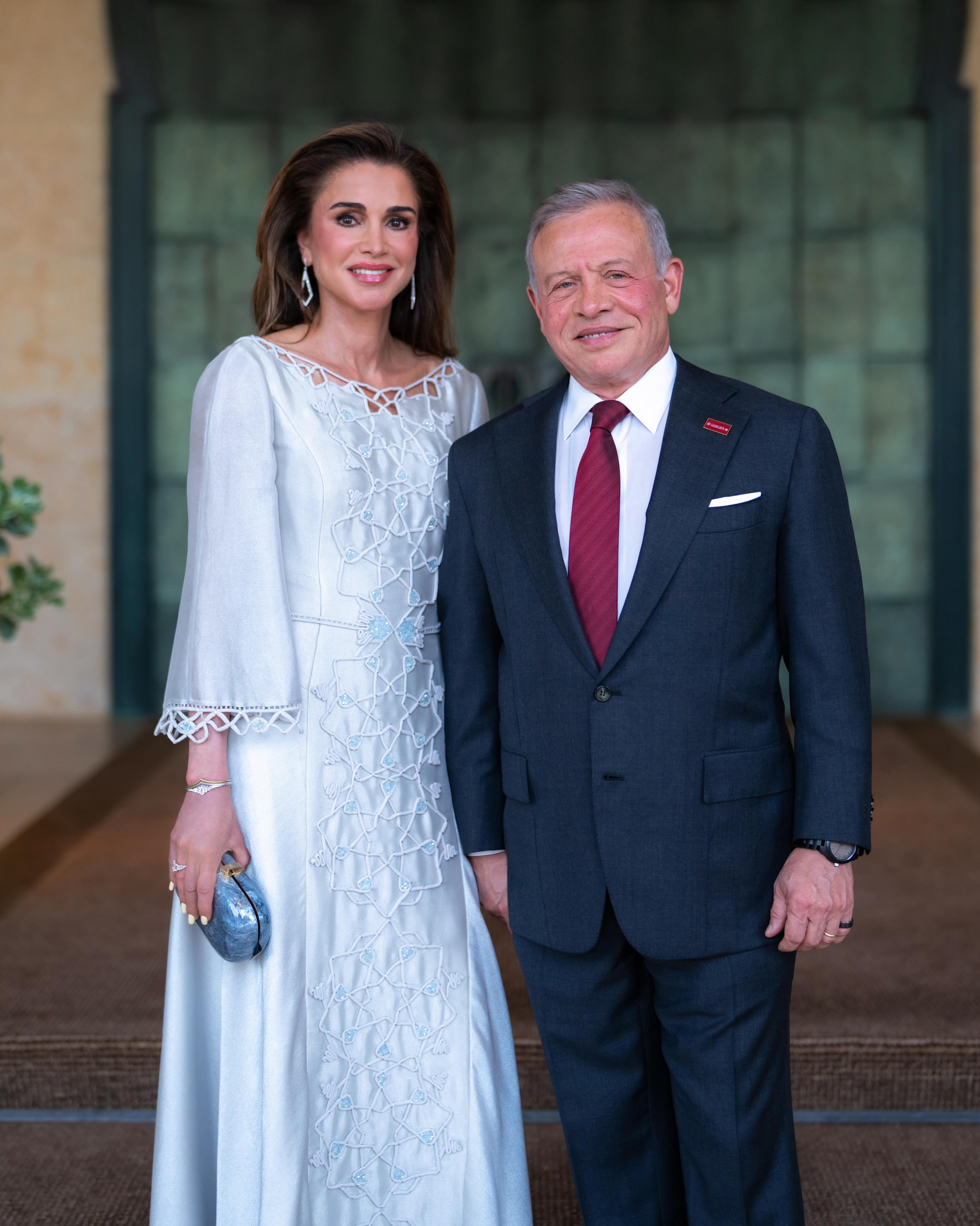 الملكة رانيا تتألق بالفساتين التراثية بتطريزات مبهرة الملكة رانيا تتألق بالفساتين التراثية بتطريزات مبهرة