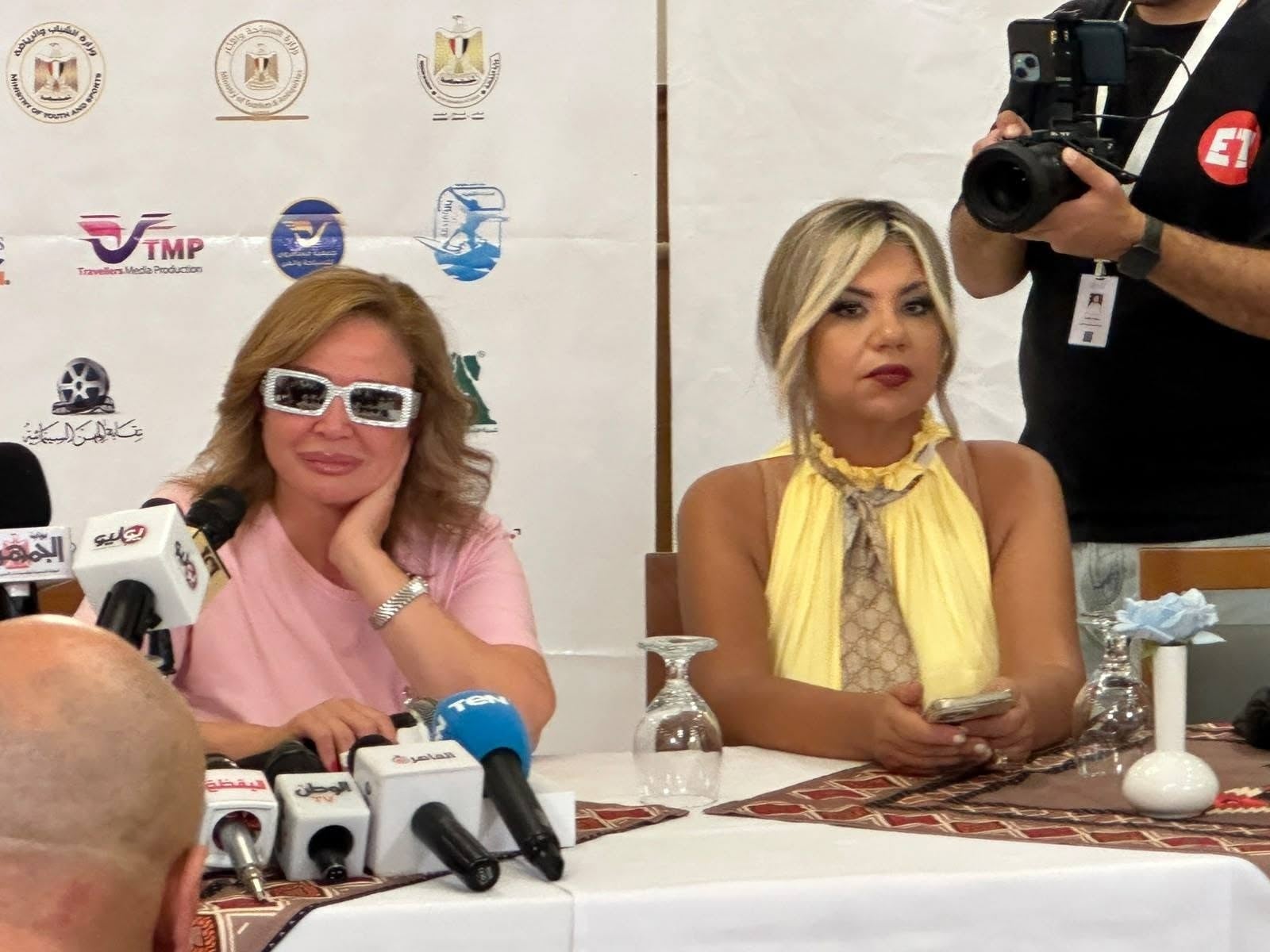 إلهام شاهين تستمع لأسئلة الحضور في ندوة تكريمها بمهرجان الغردقة