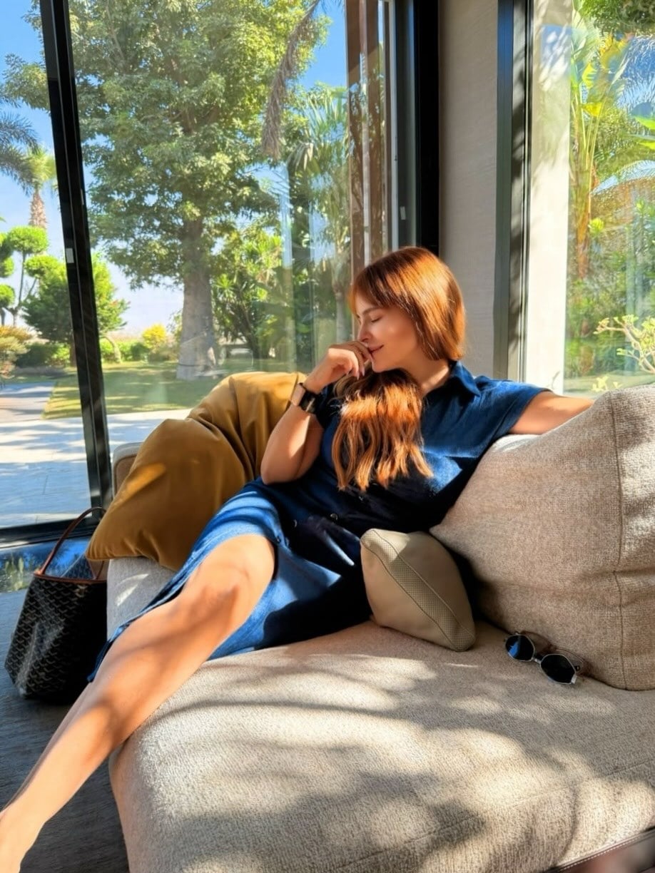 كارول سماحة بتسريحة شعر بغرة أمامية طبيعية كارول سماحة بتسريحة شعر بغرة أمامية طبيعية