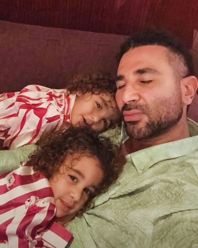 أحمد سعد مع ابنتيه من علياء بسيوني