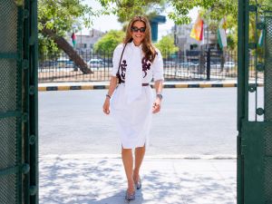 الملكة رانيا بإطلالة بيضاء لافتة.. فستان ميدي أنيق وحذاء بنقوش ملونة