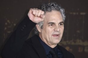 أزمة باراماونت تشتعل: جون كوزاك يساند رافالو ضد اتهامات معاداة السامية