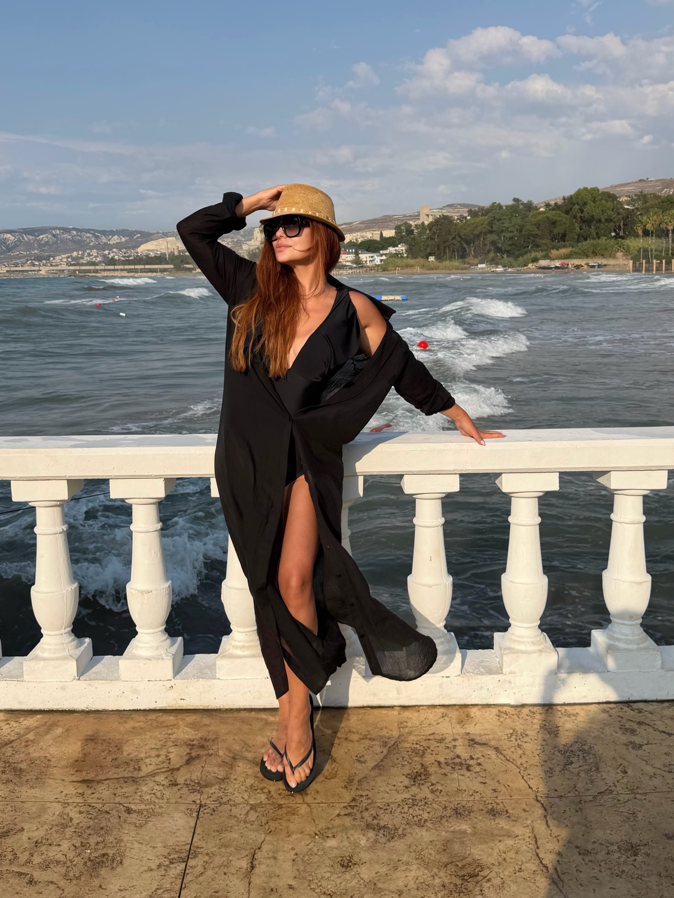كارول سماحة نسقت لباس بحر أسود مع قميص ماكسي شفاف بنفس اللون كارول سماحة نسقت لباس بحر أسود مع قميص ماكسي شفاف بنفس اللون