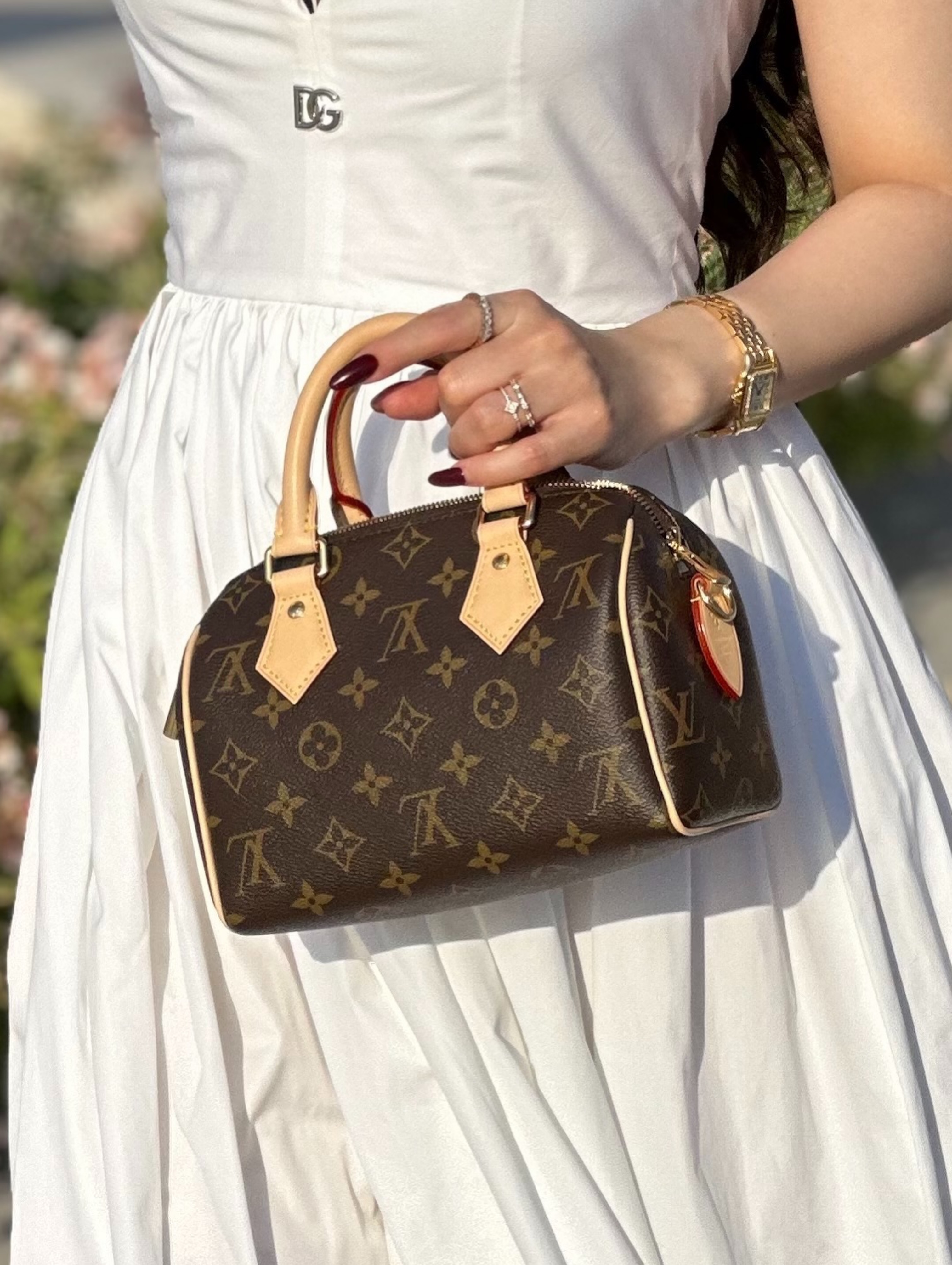 ياسمين عز وحقيبة Louis Vuitton تكمل الإطلالة