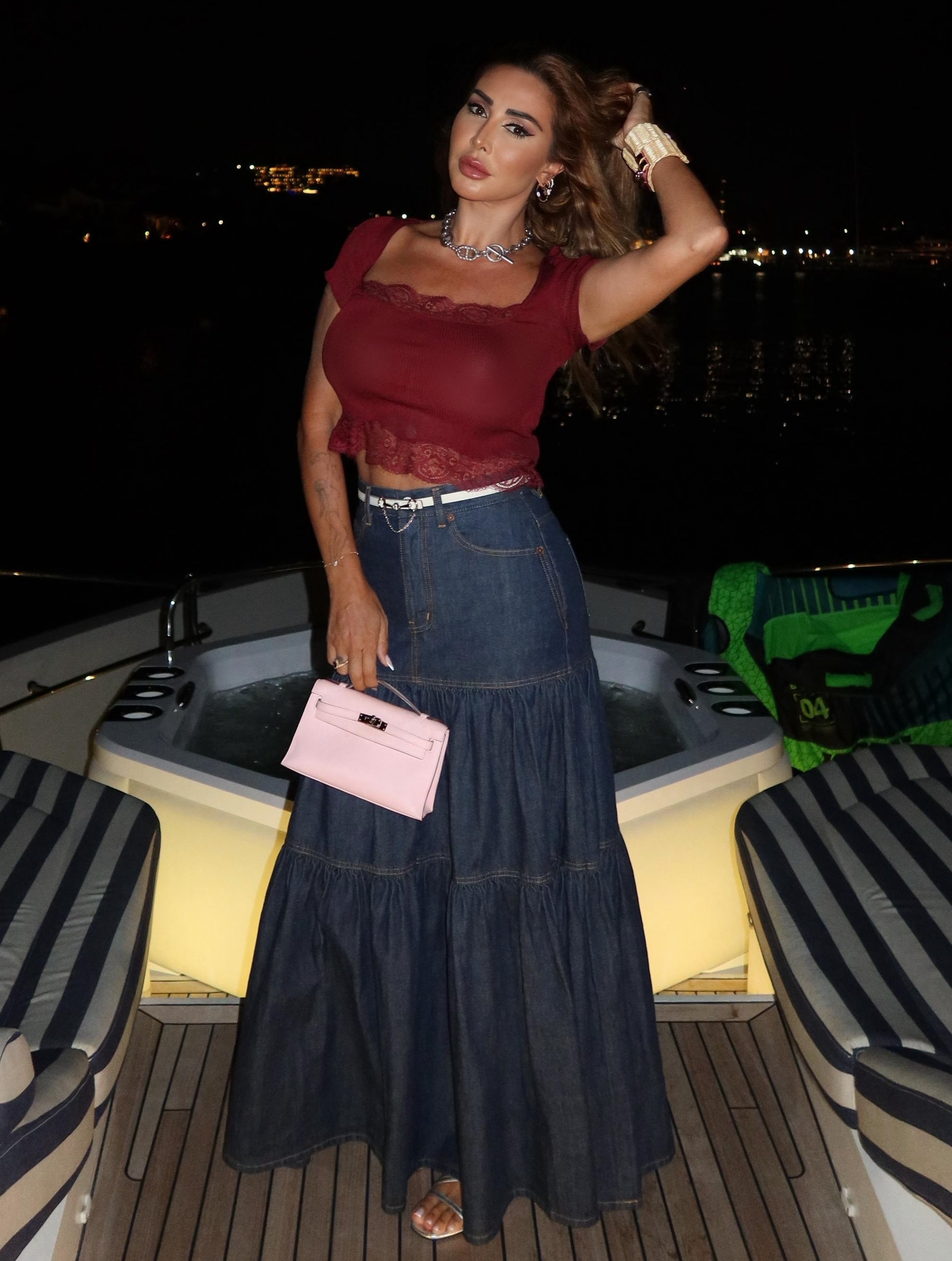 جويل مردينيان بالتنورة الدنيم الطويلة مع التوب العنابي جويل مردينيان بالتنورة الدنيم الطويلة مع التوب العنابي
