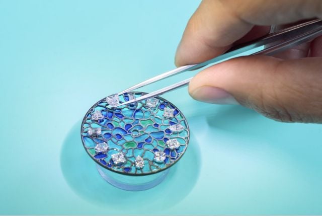 من قلب مشاغل Tiffany & Co تتحوّل الحرفية الدقيقة إلى مجوهرات استثنائية
