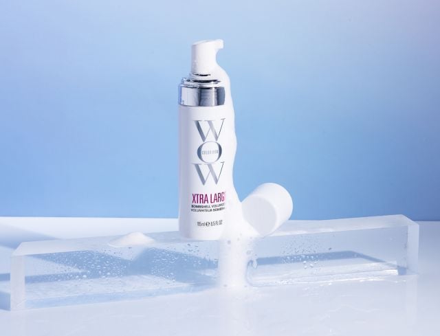 يمنح Color Wow Xtra Large Bombshell Volumizer الشعر كثافة لافتة وحجماً جذاباً