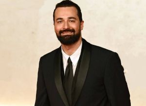 أحمد حاتم يمازح الرجال ويعلن عن عرض خاص لـ"ريد فلاج" للنساء فقط (فيديو)