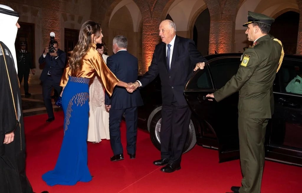 الملك هارالد الخامس يصافح الملكة رانيا العبدالله في عمان