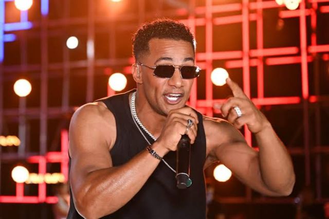 محمد رمضان بقميص البرازيل يستعرض مهاراته في كرة القدم قبل 