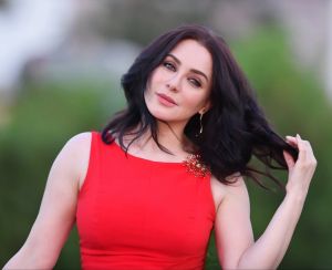 سلاف فواخرجي تطالب بدمج ذوي الهمم في الأعمال الفنية 