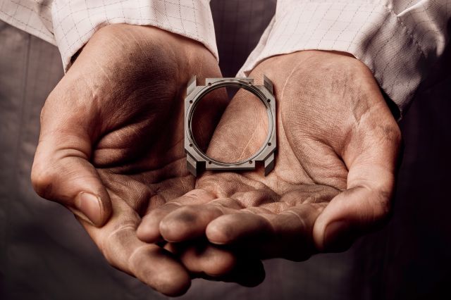 Octo Finissimo Dazzle يحوّل التيتانيوم إلى تحفة بصرية بنقوش هندسية مبتكرة محفورة بالليزر