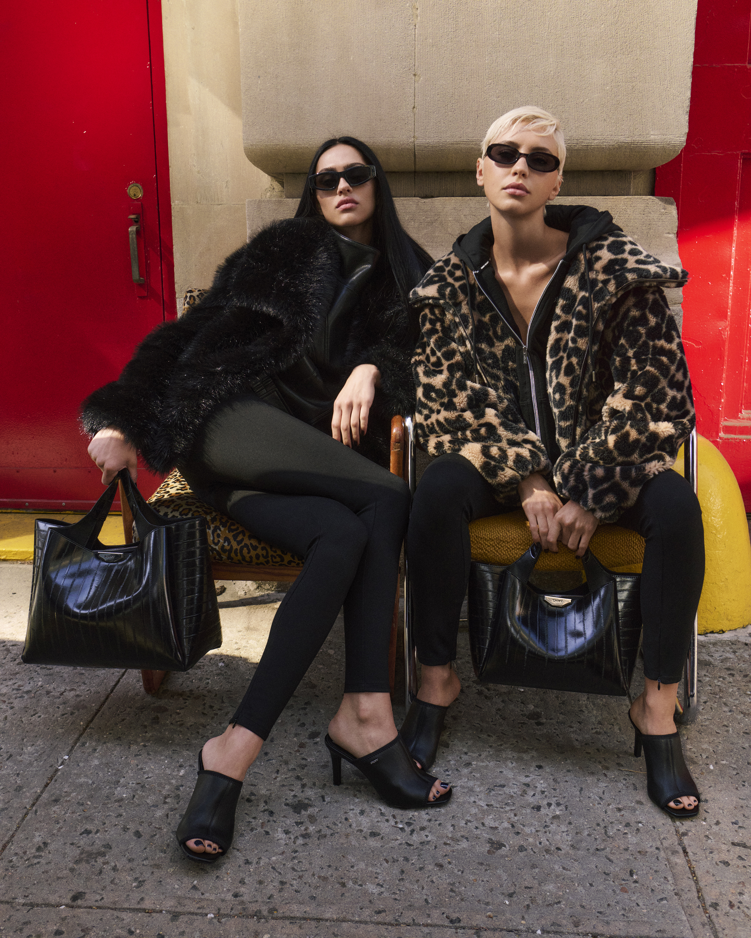 إطلالة أنيقة من مجموعة DKNY لخريف وشتاء 2026 إطلالة أنيقة من مجموعة DKNY لخريف وشتاء 2026