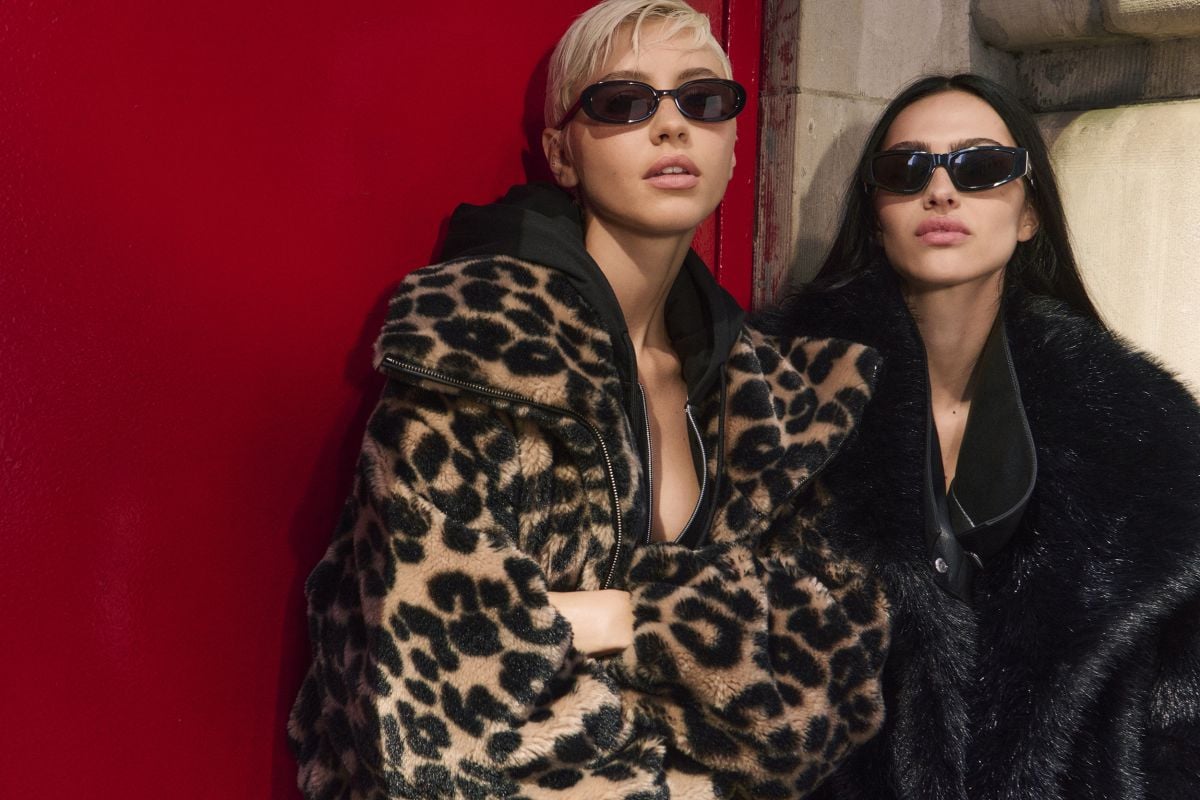 أسلوب متجدد بحملة DKNY لخريف وشتاء 2026 بمشاركة IRIS LAW وAMELIA GRAY