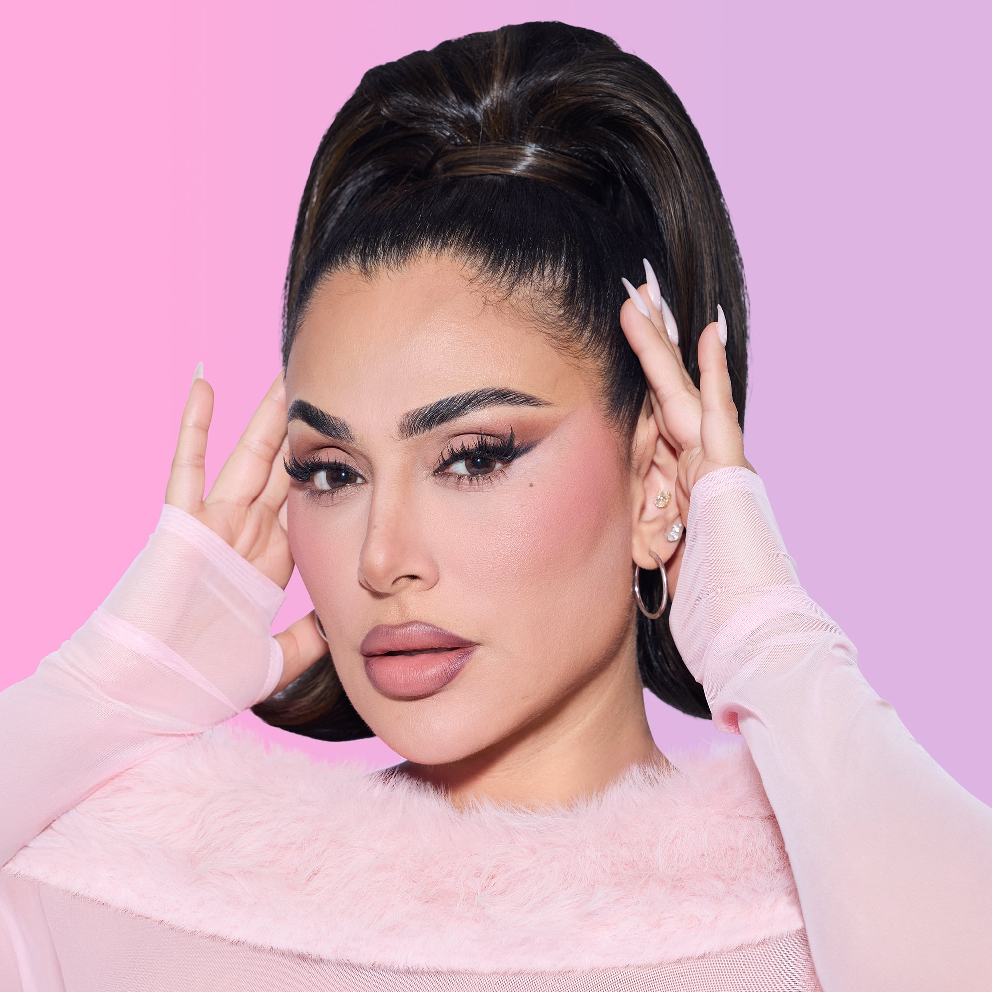 إطلالة جريئة ومشرقة مع Huda Beauty Ultrasnatch’d إطلالة جريئة ومشرقة مع Huda Beauty Ultrasnatch’d