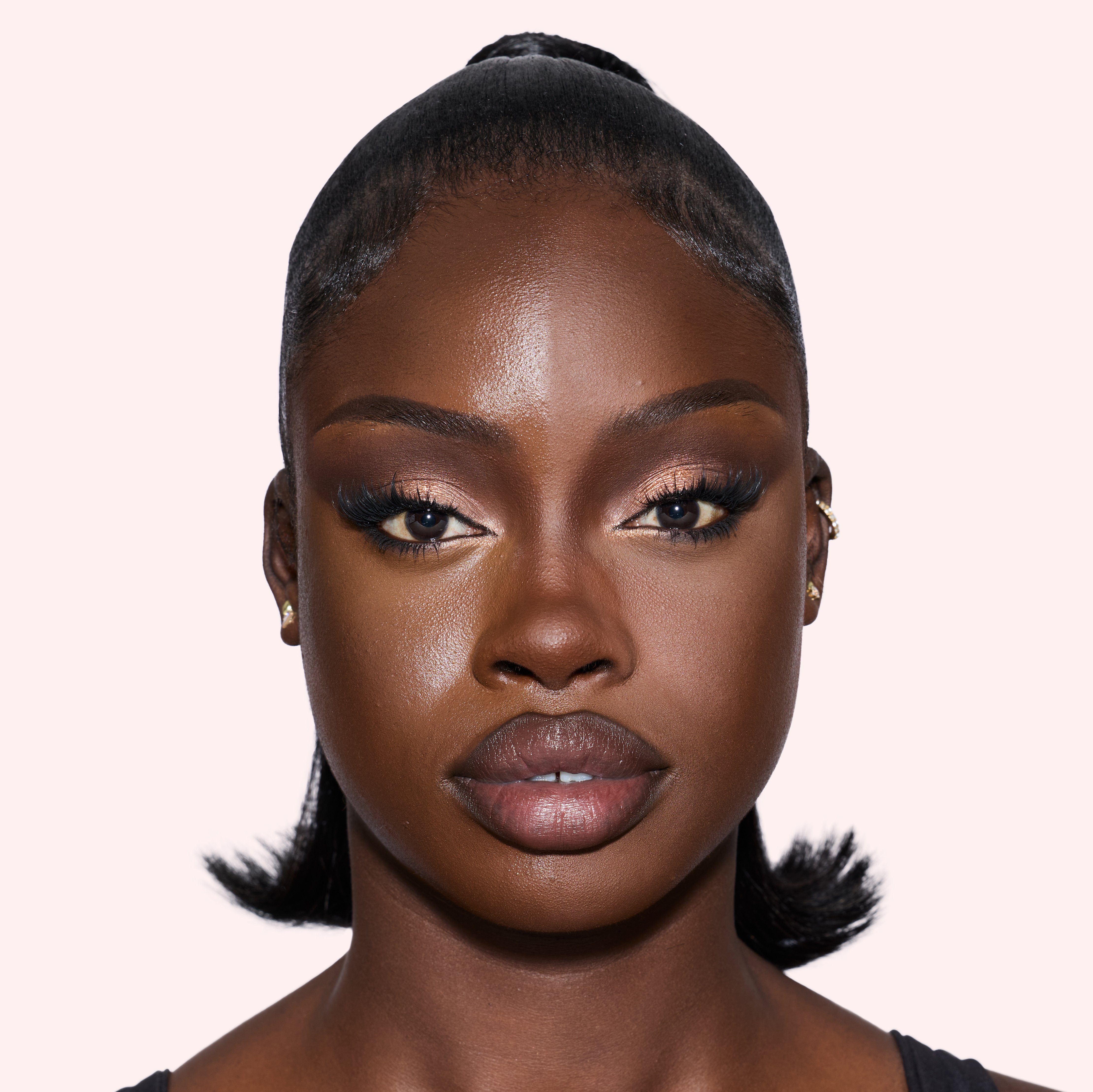 إطلالة وردية آسرة مع Huda Beauty Ultrasnatch’d إطلالة وردية آسرة مع Huda Beauty Ultrasnatch’d