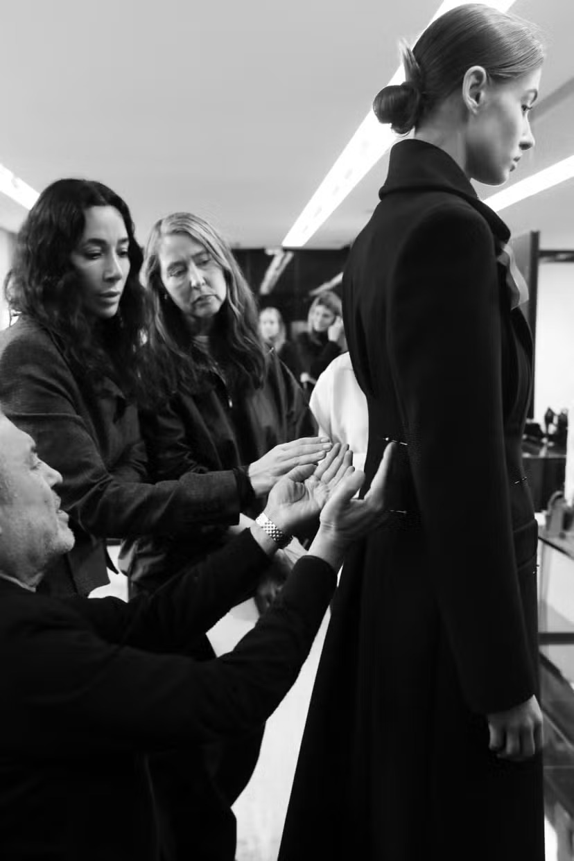 إيلي صعب في جلسة قياس مع H&M إيلي صعب في جلسة قياس مع H&M