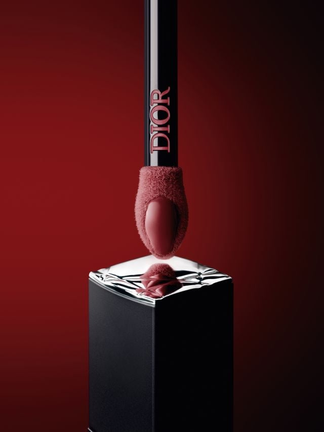 Rouge Dior بأداة تطبيق مصمّمة لمنح الشفاه تأثيراً ضبابياً ناعماً