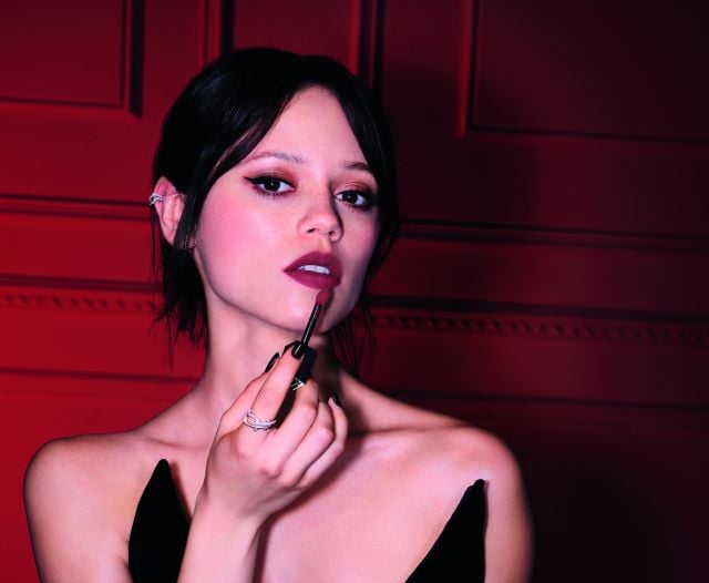 Jenna Ortega تتألق بأداة تطبيق Rouge Dior On Stage لإطلالة شفاه دقيقة وجذابة