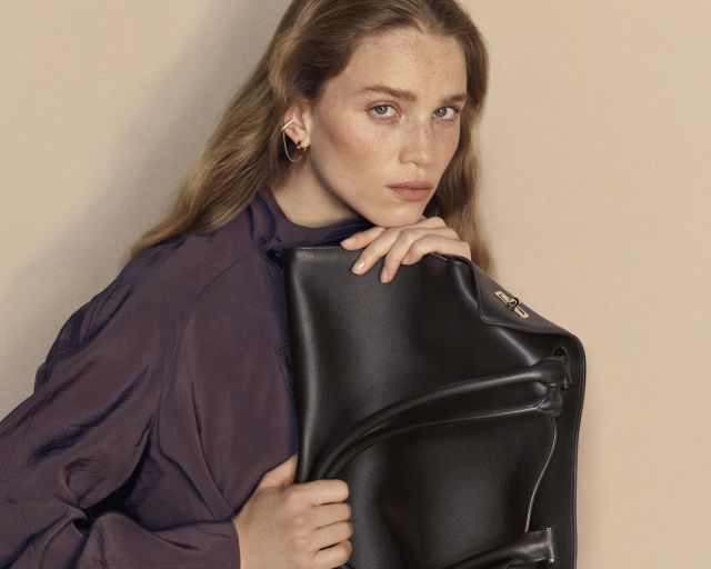 حقيبة جلدية سوداء بتصميم أنيق وملمس ناعم من Cartier