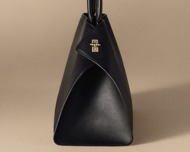 حقيبة باللون الأسود بتصميم أنيق وتفاصيل فاخرة من Cartier