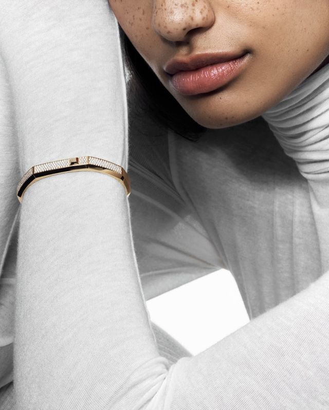سوار Moderniste الذهبي، تصميم جريء يتحول إلى تحفة نحتية