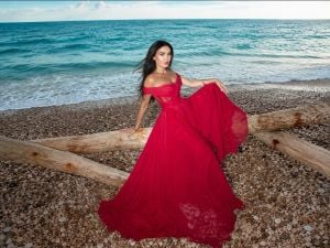 سيرين عبد النور تستعرض أنوثتها بفستان أحمر وشق جريء