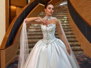 بيرلا حرب تتألق بكورسيه مزيّن بتفاصيل فضية في ملكة جمال العالم