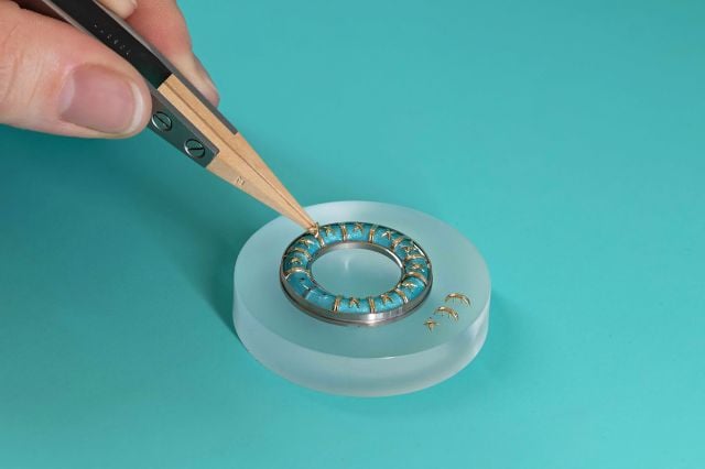 حرفية Tiffany Craft تتجسّد في وضع زخرفة الغرزة المتقاطعة المميّزة بدقة وأناقة