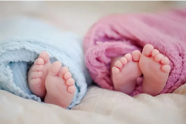 بعد وفاة الأم بـ20 دقيقة... أطباء سوهاج ينقذون توأمها في اللحظات الأخيرة