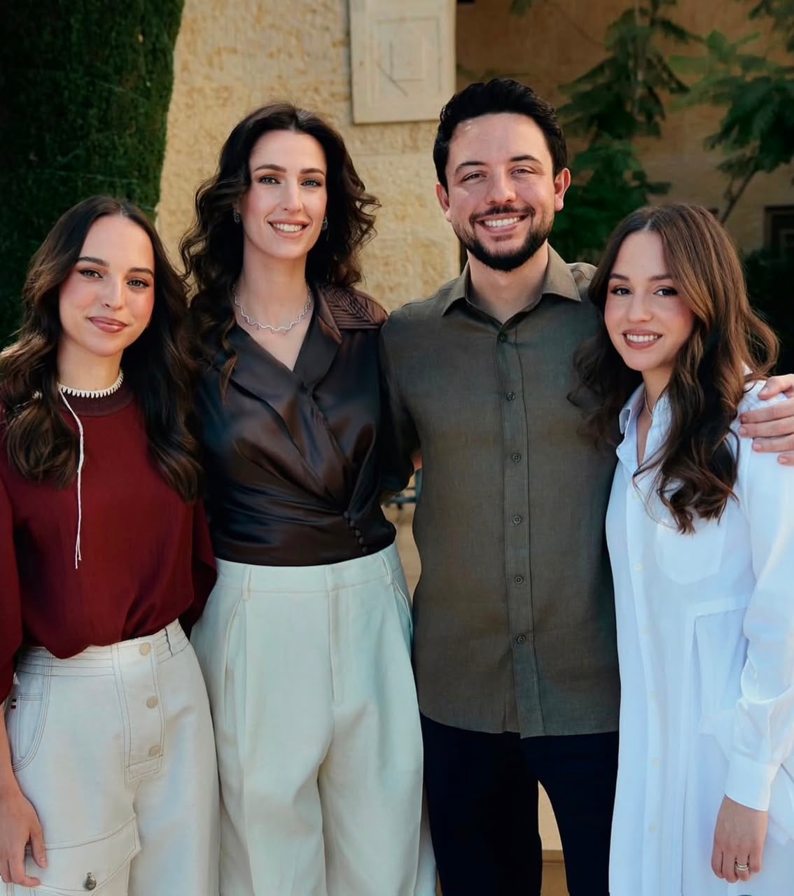 الأميرة رجوة تعتمد السراويل الكلاسيكية على طريقة الملكة رانيا الأميرة رجوة تعتمد السراويل الكلاسيكية على طريقة الملكة رانيا