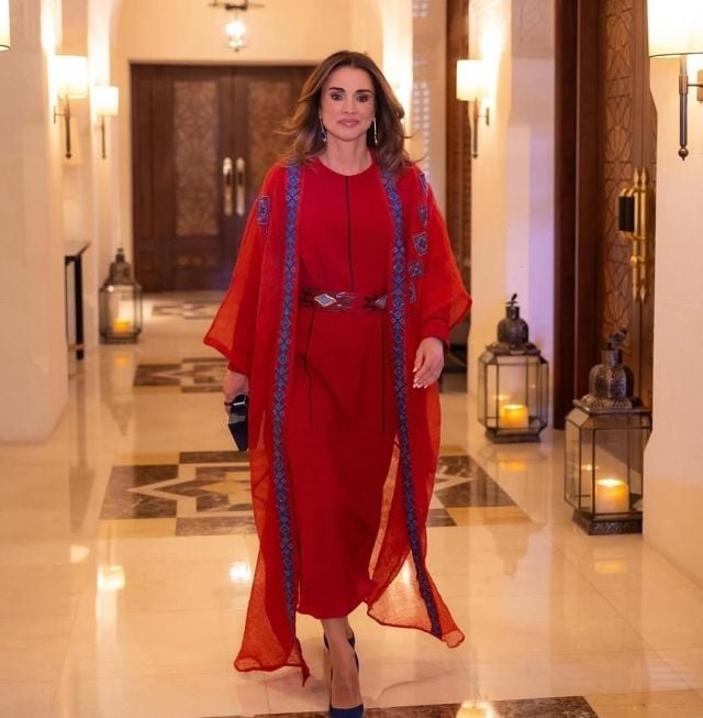 الملكة رانيا العبدالله تتألق بالتصاميم التراثية الفاخرة