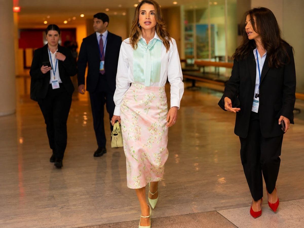 في ذكرى ميلاد الملكة رانيا.. أجمل تنسيقات رسخت مكانتها كأيقونة للأناقة