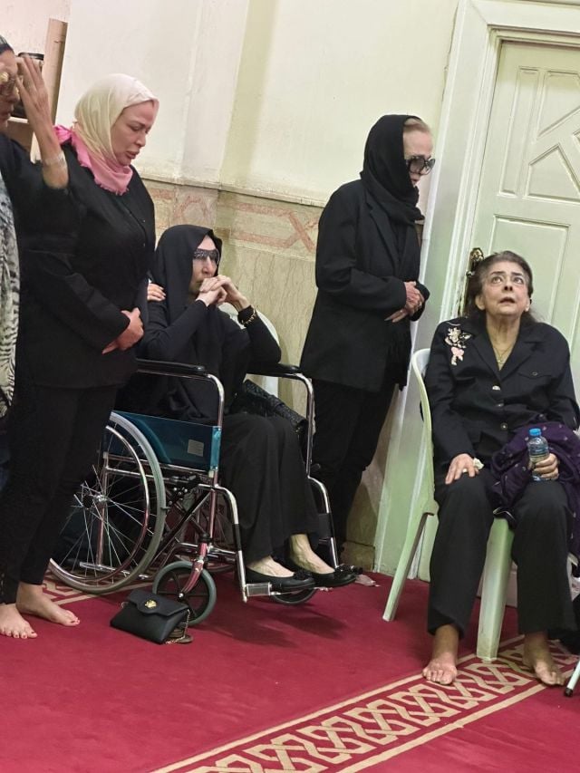 رغم ظروفه الصحية.. سيف أبو النجا يحضر جنازة ابنته ياسمين برفقة نجلاء فتحي