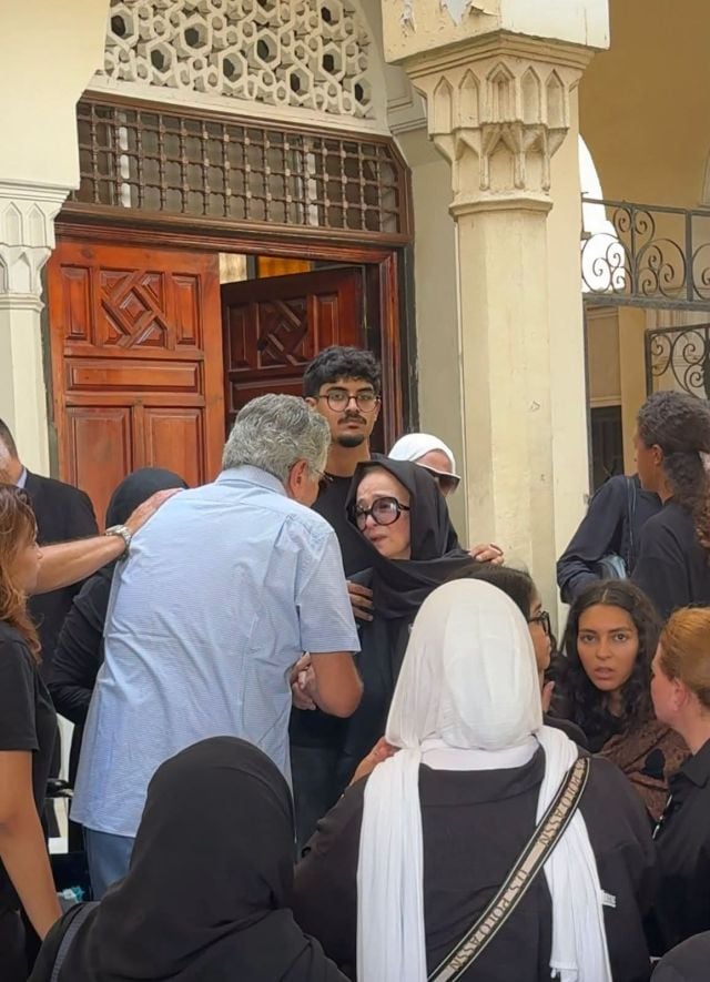انهيار نجلاء فتحي لحظة خروج جثمان ابنتها من المسجد الى المقابر