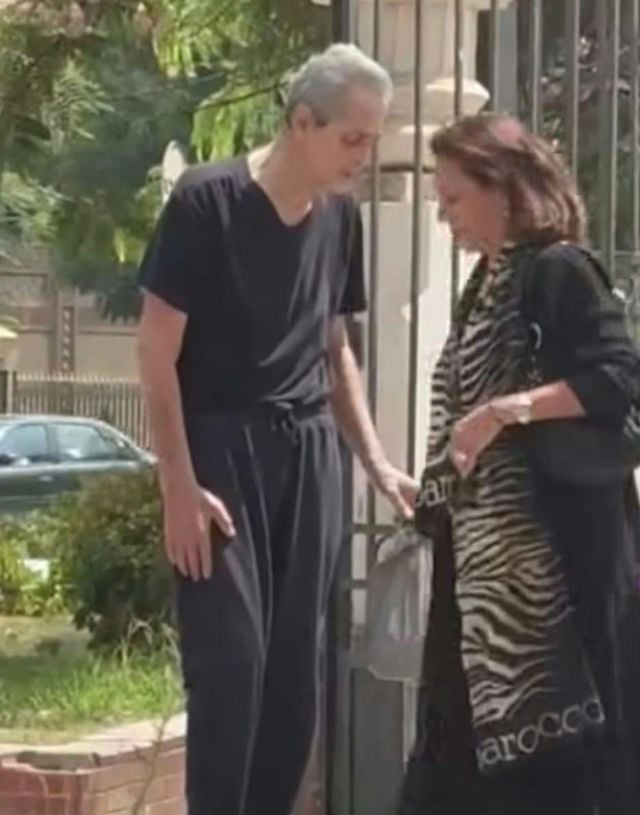 سيف أبو النجا لحظة وصوله للصلاة على جثمان ابنته متكئاً على عكاز