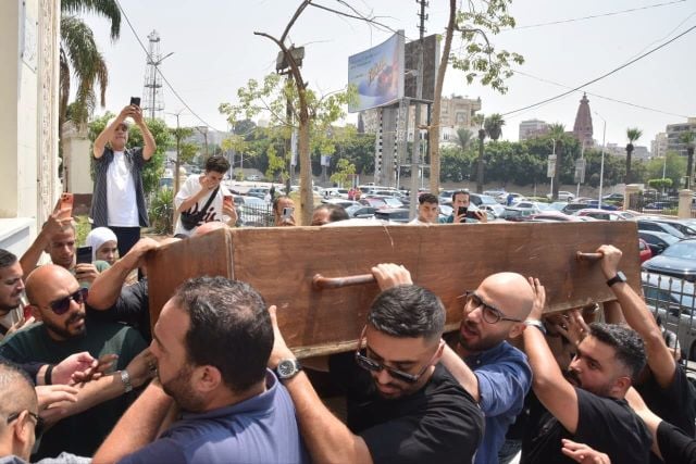 لحظة وصول جثمان محمد التاجي الى مسجد الثورة لصلاة الجنازة عليه