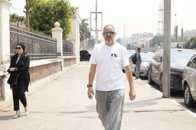 خالد سرحان في طريقه لتشييع جثمان محمد التاجي