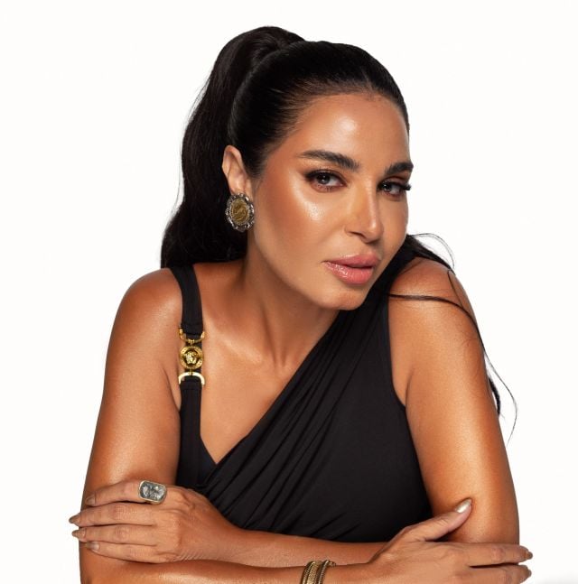 شابة حسناء... إبنة نسرين أمين تخطف الأنظار بجمالها وأناقتها