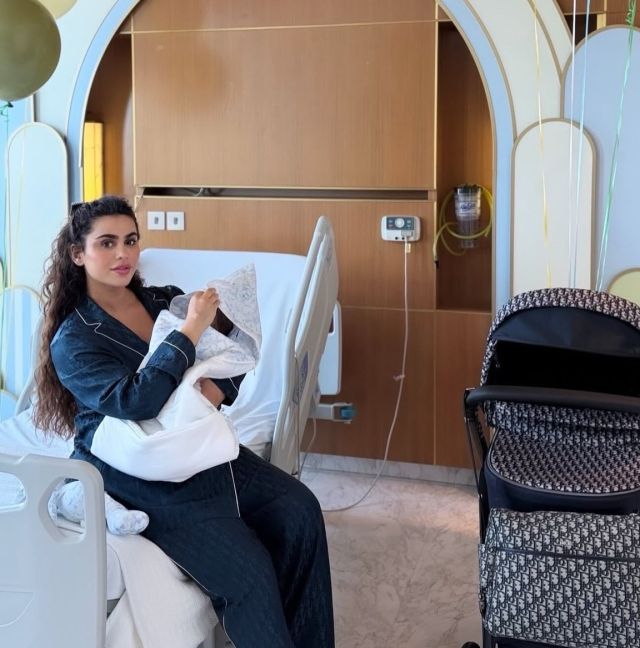 يومي بصور عائلية دافئة مع ابنها..بطانية ودمية Dior بتفاصيل زرقاء ساحرة